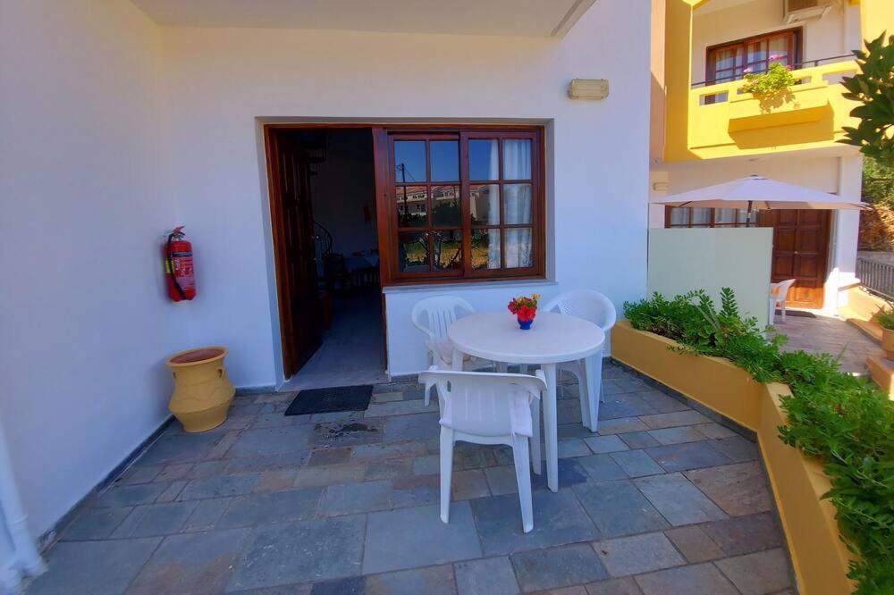 Menelaos Apartments Даратсо Экстерьер фото